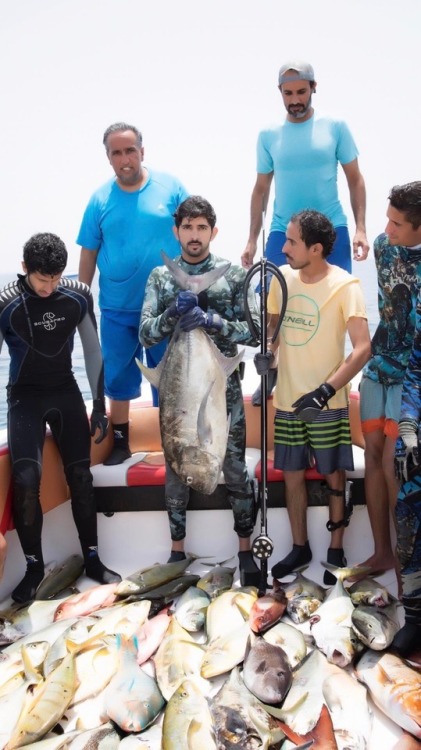 groupfazza:سمو الشيخ حمدان بن محمد بن راشد آل مكتوم ولي عهد دبي “ربي يحفظه” مع الأصدقاء في رحلة بحري