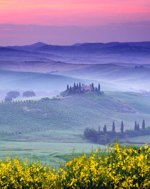 Dawn over Belvedere: San Quirico d'Orcia, Italy da Michael BlanchetteTramite Flickr:Pre-sunrise at