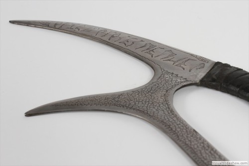 teamklingon:This is the most beatiful bat’leth of the galaxy. It was made for Regenyei Armory. A bat
