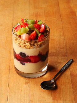 garden-of-vegan:  Berry and soy yogurt parfait