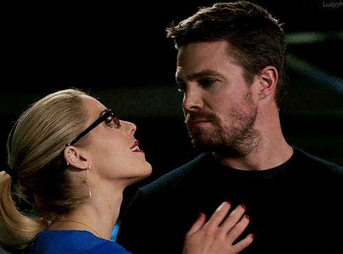 lucyyh: Olicity parallels: Felicity touching Oliver’s chest.Bonus, the almost touch:
