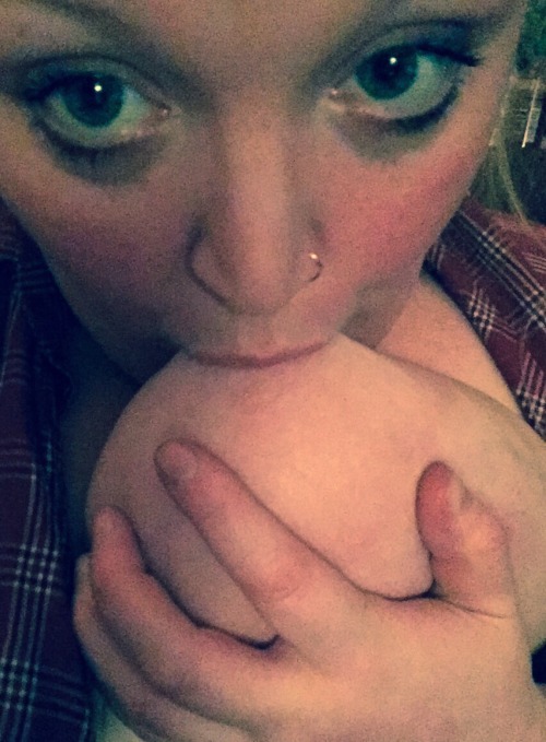 alice-is-wet:  Ommmnomnomnomnom :3  Xoxo Alice