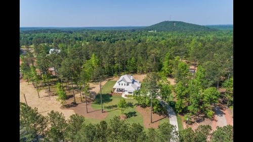 thingssthatmakemewet:  farmhousetouches:Beautiful Farmhouse for sale in Monroe, Ga.蹫,900 4 Beds3.5 Baths3.37 acresFor more information visit Land and Farm   @mossyoakmaster !!!!!!!!!!!!!!!!!!!!!!   I meannn, you wanna move to GA? 😂🤷🏼‍♂️