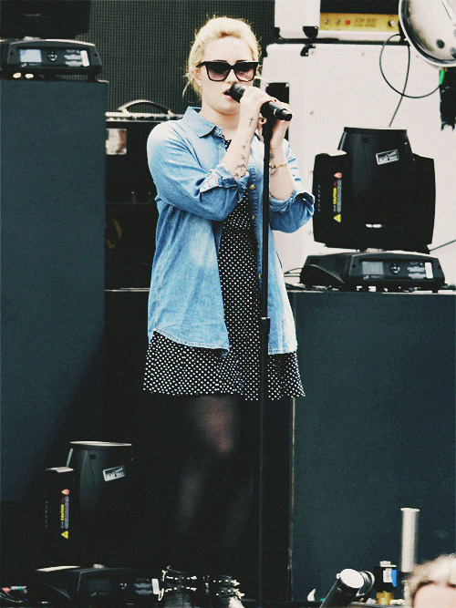 frostingpeetaswounds:  Demi rehearsing for MMVA's 
