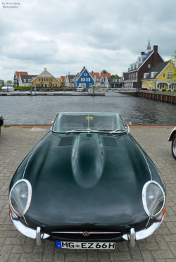 carpr0n:  Far away Starring: Jaguar E-Type (by JayKolvenbag) 