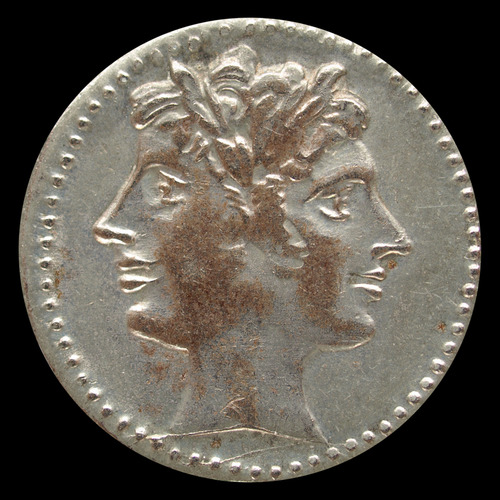 Janus nos mostra que todas as pessoas têm dois lados, um bom e um ruim, com um passado