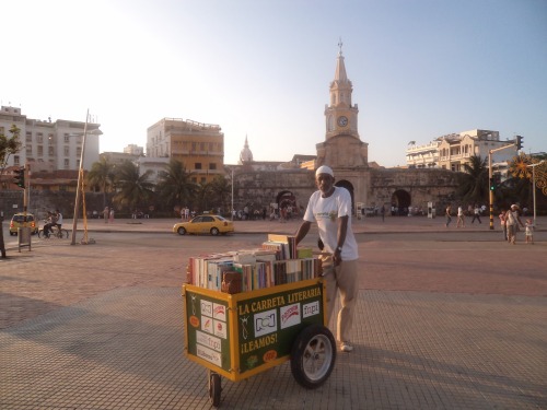 bookporn:  La Carreta Literaria ¡Leamos! de Cartagena (Cartagena’s Literary Wagon, Let’s read!). Martín Murillo Gómez has been traveling with his wagon through Cartagena, Colombia. His is the only wagon that transports books. He lends the books