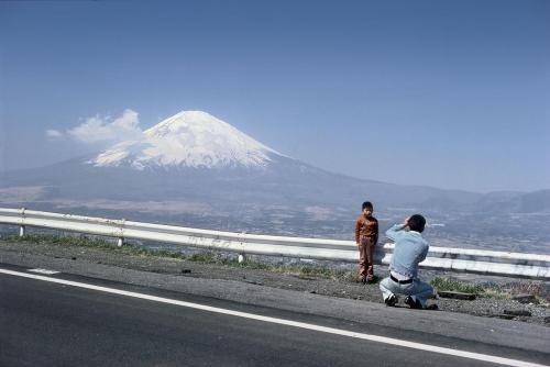 swedesinstockholm: taishou-kun: Elliott Erwitt  Mount Fuji 富士山, Japan - 1977