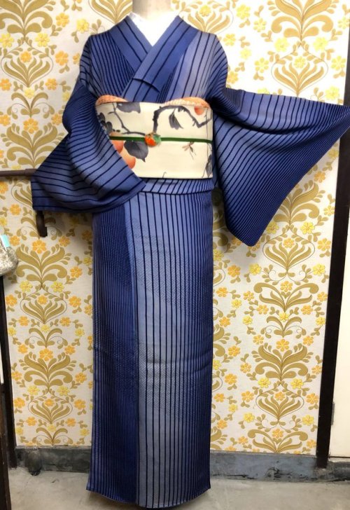 tanuki-kimono:Nostalgic old Japan feeling for this quiet outfit, featuring a soothing blue stripes k