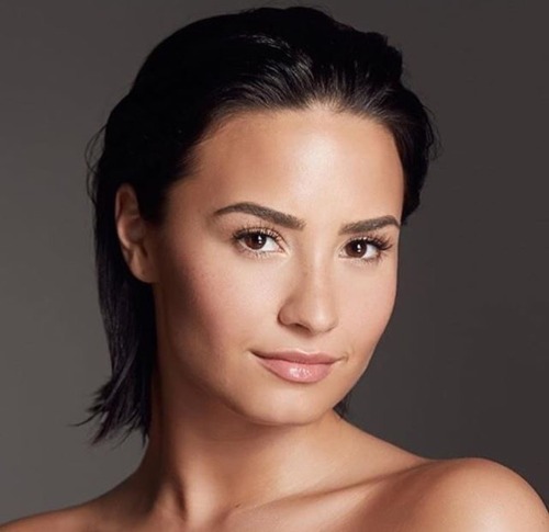 shocktoy0ursystem:  fix-a-h3eart-today:  Makeup or no makeup Demi is a goddess.  bae