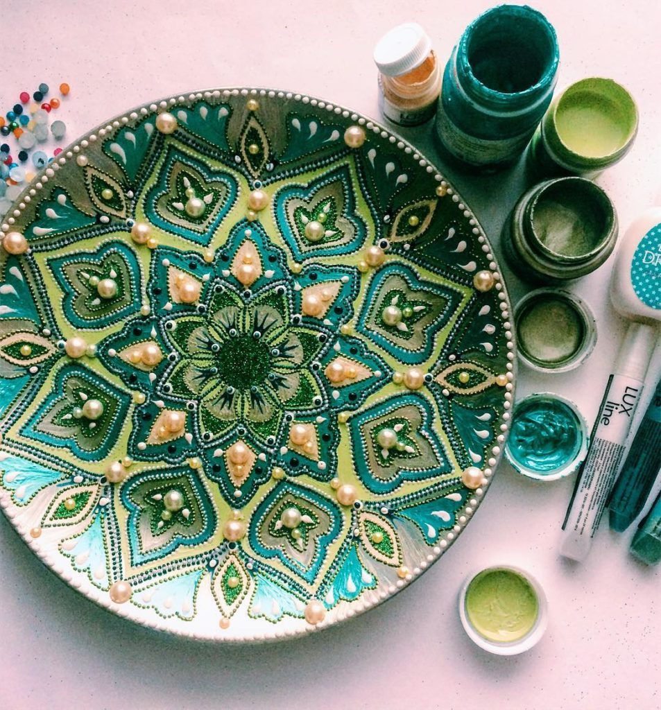 sixpenceee: Russian artist Daria makes intricately detailed plates made with hundreds