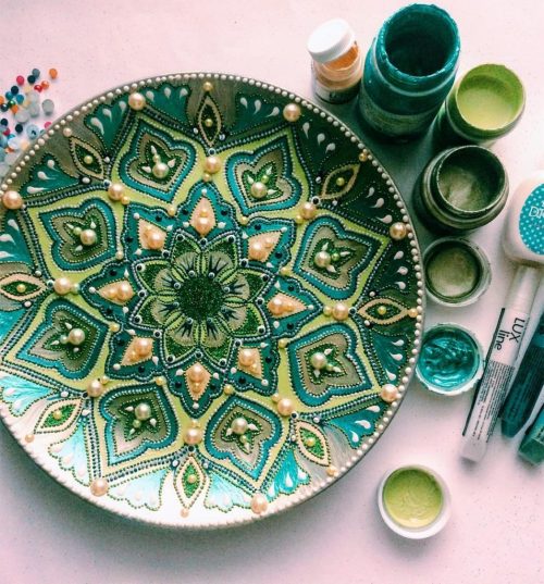 sixpenceee:Russian artist Daria makes intricately detailed plates made with hundreds of tiny painted