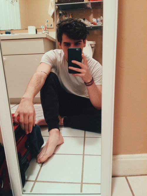 justconchh: Almost didn’t post this i kno my foot fetish followers will freak but like, whatever rig