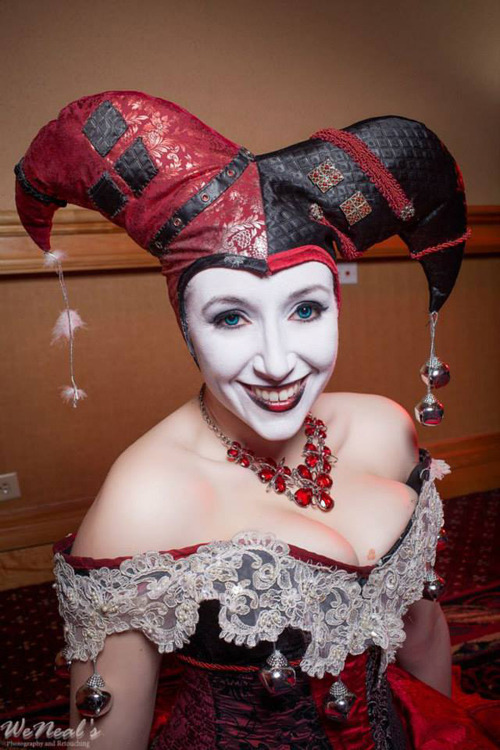 cosplayadoration:  Masquerade Ball Harley Quinn. Photographer: Zandragon Designs &amp;