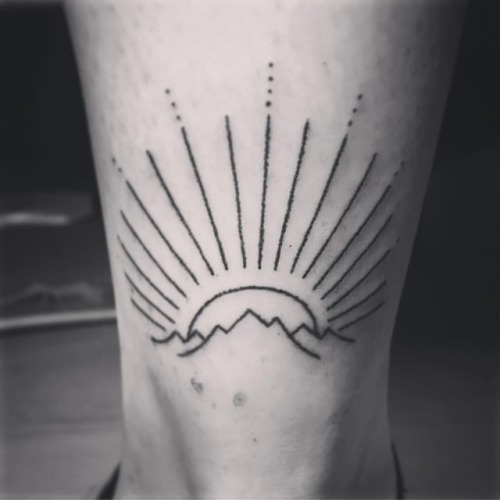 Rising sun. * * Danke @_lailatov ! * * #handpoke #handpokers #handpoketattoo #tattoo #ink #sun #moun