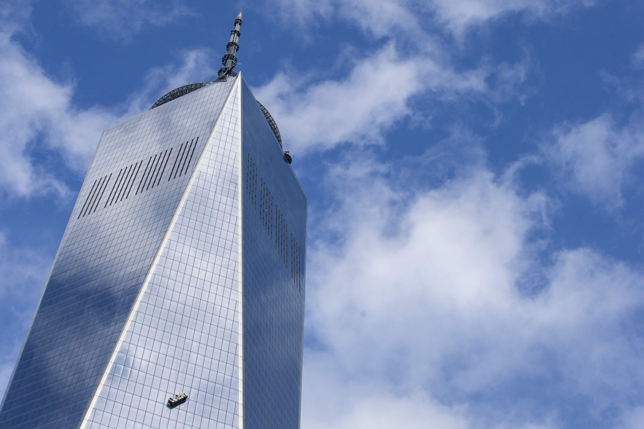 yahoonewsphotos:  Window washers trapped on scaffold outside One World Trade Center