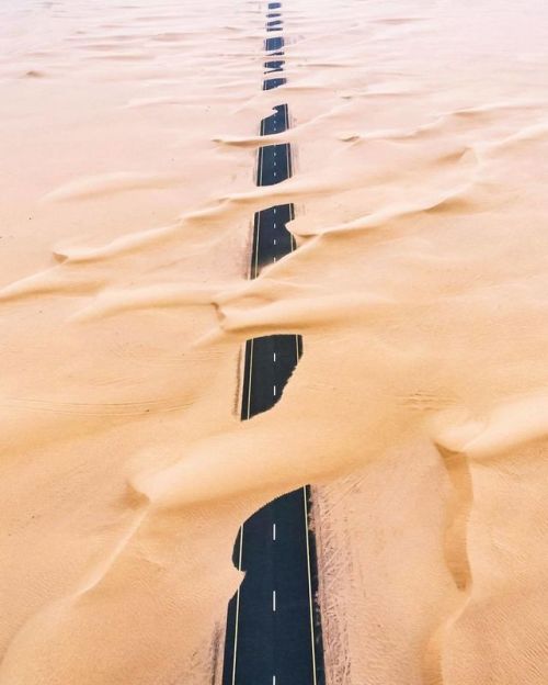 linxspiration:The Desert Is Slowly Taking Over Dubai, And The Photos Are Remarkable