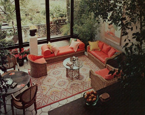 vintagehomecollection:Here in Peter Rocchia’s San Francisco home you can see in his wicker furniture