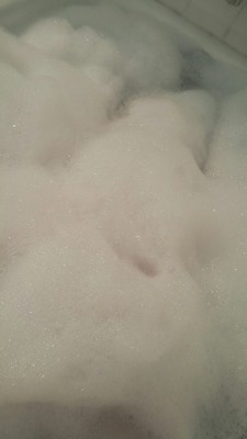 call&ndash;me&ndash;babygirl:  Home made bubble bath for littles who are broke (like me)   -1 cup of soap (like, regular hand soap or body wash) -1 tablespoon of honey (It’s good for your skin !) -1 egg white (makes the bubbles last longer!) -&frac12;
