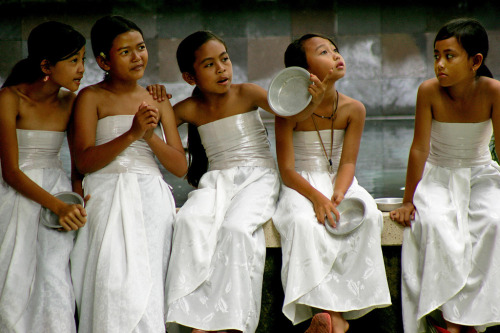 allasianflavours: Girl Dancers, Ubud Bali by Kashfi Halford