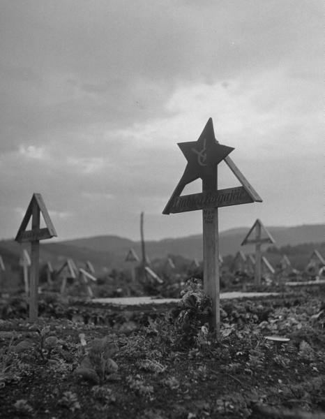 historyofyugoslavs-blog: The Communist emblem is topping the cross on a partisan girl’s tomb, Zagreb