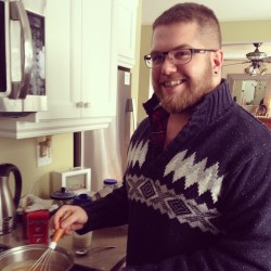 electricunderwear:  theonlywayoutisin:  Cooking with mama bear   What a cutie!!!