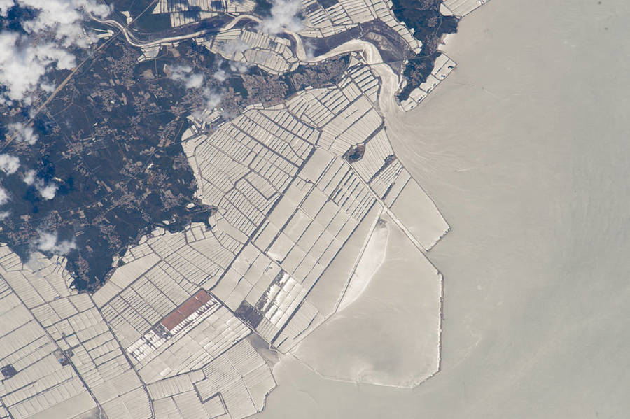 bobbycaputo:    NASA’s 15 Best Aerial Earth Views of 2015  