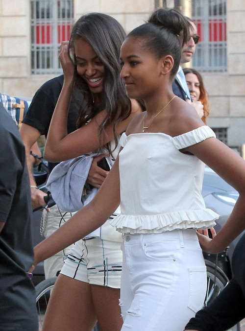 rudegyalchina:  accras:  Look at Sasha!Obama daughters walk in Corso Como shopping street in Milan, Italy, 6/17/15  YAAAS WORK BOO