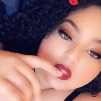 bluntsandcupss:  In the mood to mess up my lipstick 
