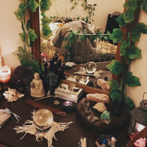 vanimamela:I love my new corner so much. I can’t wait to do some foretelling here.