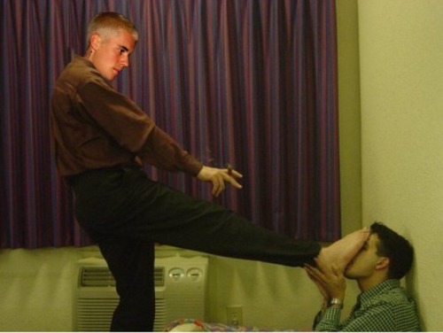 masterbieber:Under my feet is where you belong.