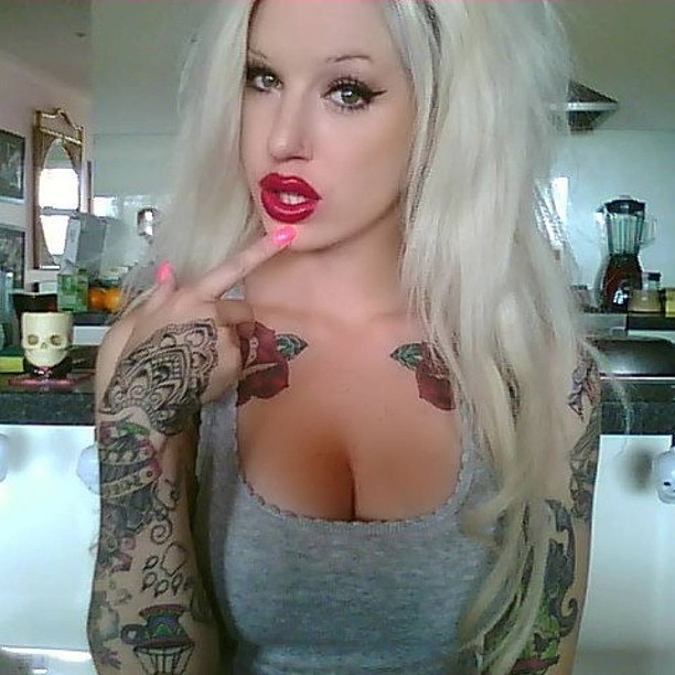 samiilamorte:  Morning! #inkedgirls #tattoos #mehnditattoos #mehndi #redlips #happy
