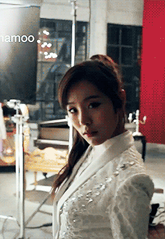 moomoominase:  Solar and Wheein playing with the camera 