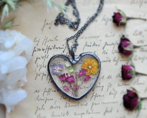 sosuperawesome:Botanical Terrarium NecklacesMariaela on EtsySee our #Etsy or #Real Flower tags