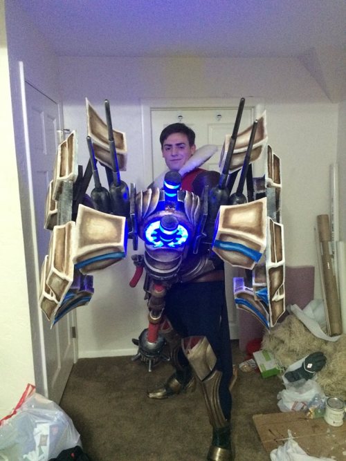 leagueoflegendsonly: Best Jayce cosplay I’ve ever seen. by Jasper Sardonicus