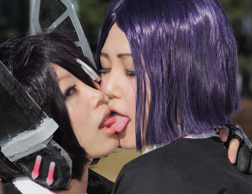 cosplaygirl:  C85冬コミでレイヤーが濃厚なレズディープキスｗｗｗ - みんくちゃんねる