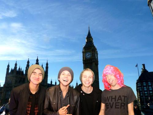 fivesource:  @R1Breakfast: Hey @Michael5SOS having a WICKED time in London with our new member @grim