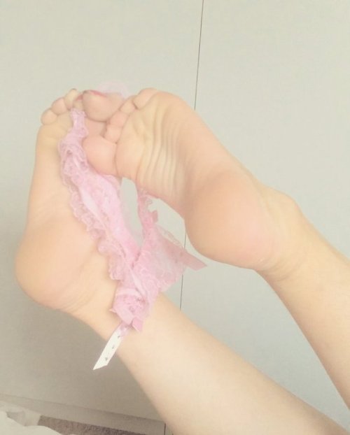 jennamarie1991:Playing with my underwear with my feet