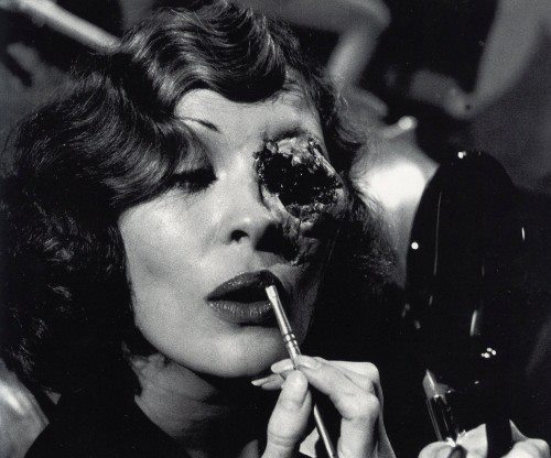 j-dueso:Faye Dunaway touches up her make-up during the filming of Chinatown’s violent climax, 1974Mo