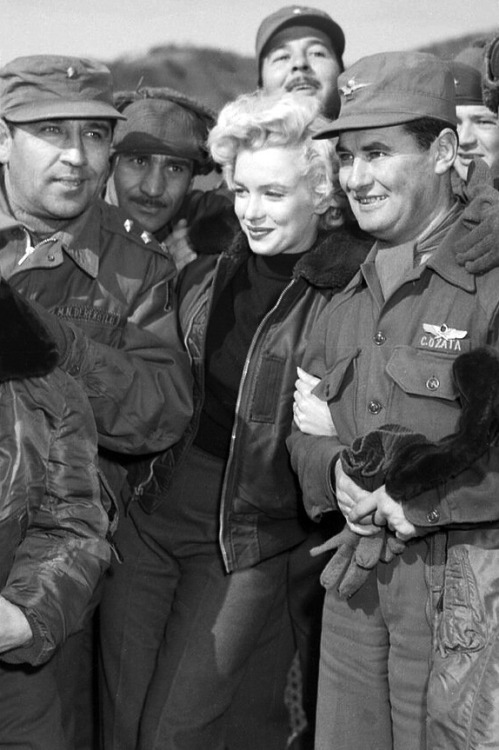 Kore'deki askerlere moral ziyaretinde Türk askerlerini de ziyaret eden Marilyn Monroe, Pilot Üsteğme