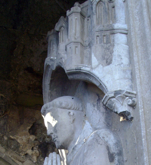 Lying of Gobert d'Aspremont (1283) @ Villers Abbey (1146).