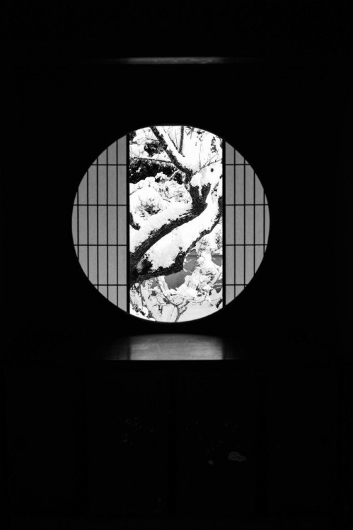 thekimonogallery:&lsquo;Window of Enlightenment”.  Unryu-ji temple, Kyoto, Japan.  Photography by Mr
