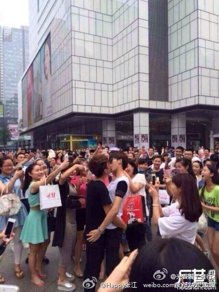 fuckyeahchinesebl:  offbeatchina:  Gay couple kissing contest on the busiest shopping strip in Chengdu attracted many exciting females.   2333好多腐女 