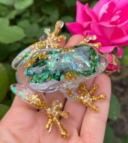 sosuperawesome:Resin FrogsShlemon Art on Etsy 