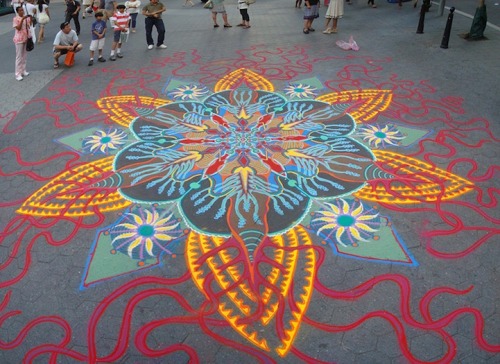 Man Spontaneously Creates Incredible Sand Paintings by Hand