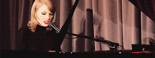 tswiftnet:Taylor Swift performs Out of the Woods at the Grammy Museum on September 30th, 2015.