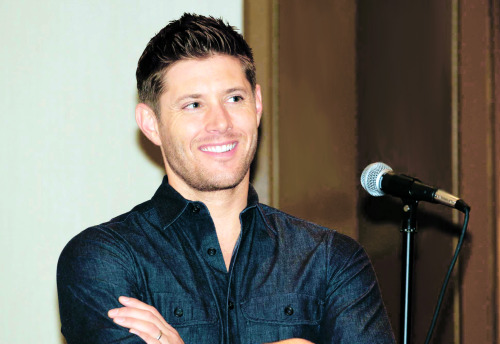 deanbenny:   38-39/?? of Jensen at cons ♥˞(∀`●)