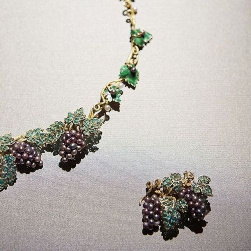 cair–paravel: Parure, Jean-Valentin Morel, c. 1850. Gold, emeralds, purple pearls and enamel.