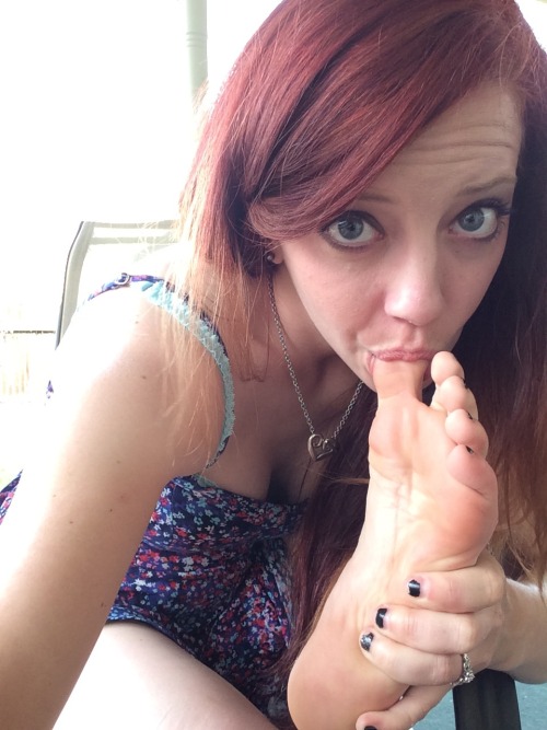 carolannsfeet:  I’m outside and that feels so naughty! Also I have Oreo milkshake on my tongue and I think it’s funny lol