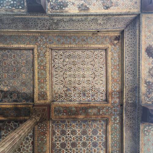 msdbyt: myopplayer: à Hasht Behesht Beautiful ceiling of Hasht Behesht building placed in Esf